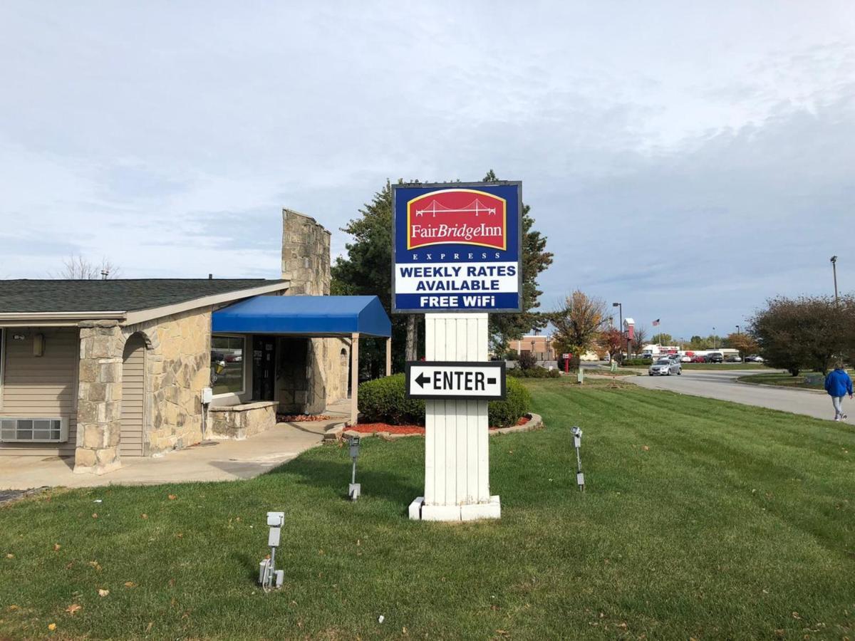 Fairbridge Inn Express Мерилвил Екстериор снимка