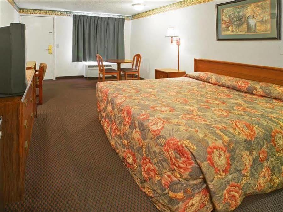 Fairbridge Inn Express Мерилвил Екстериор снимка